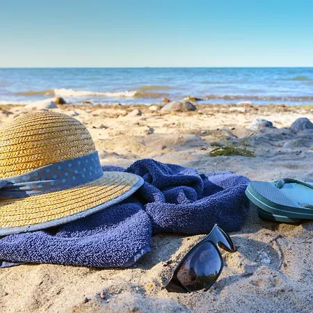 Ostseeblick-neu 2024-kueche-parkplatz-kamin-balkon בולטנהאגן