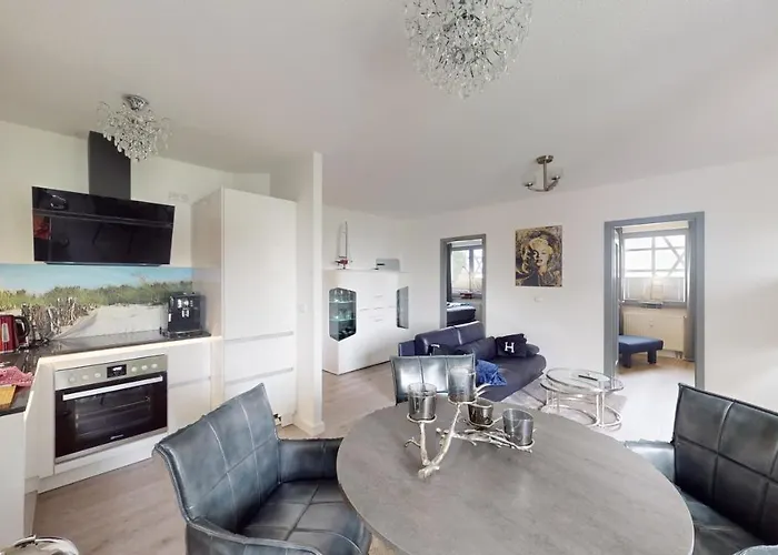 Ostseeblick-neu 2024-kueche-parkplatz-kamin-balkon *